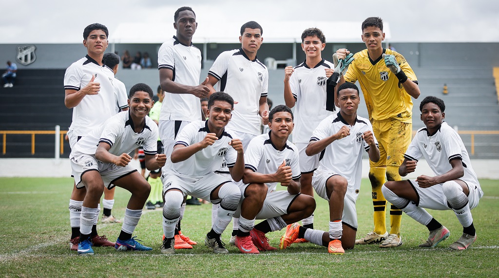 Sub-14 goleia Santa Cruz por 7 a 0 e avança à semifinal da Copa Manjadinho