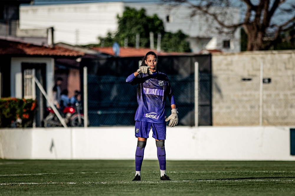 Do início na linha à artilharia com a camisa 1: Conheça Letícia, goleira artilheira da base das Meninas do Vozão
