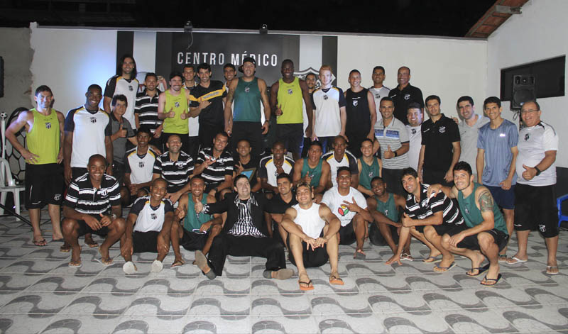 Humorista Alex Nogueira faz show para delegação do Ceará