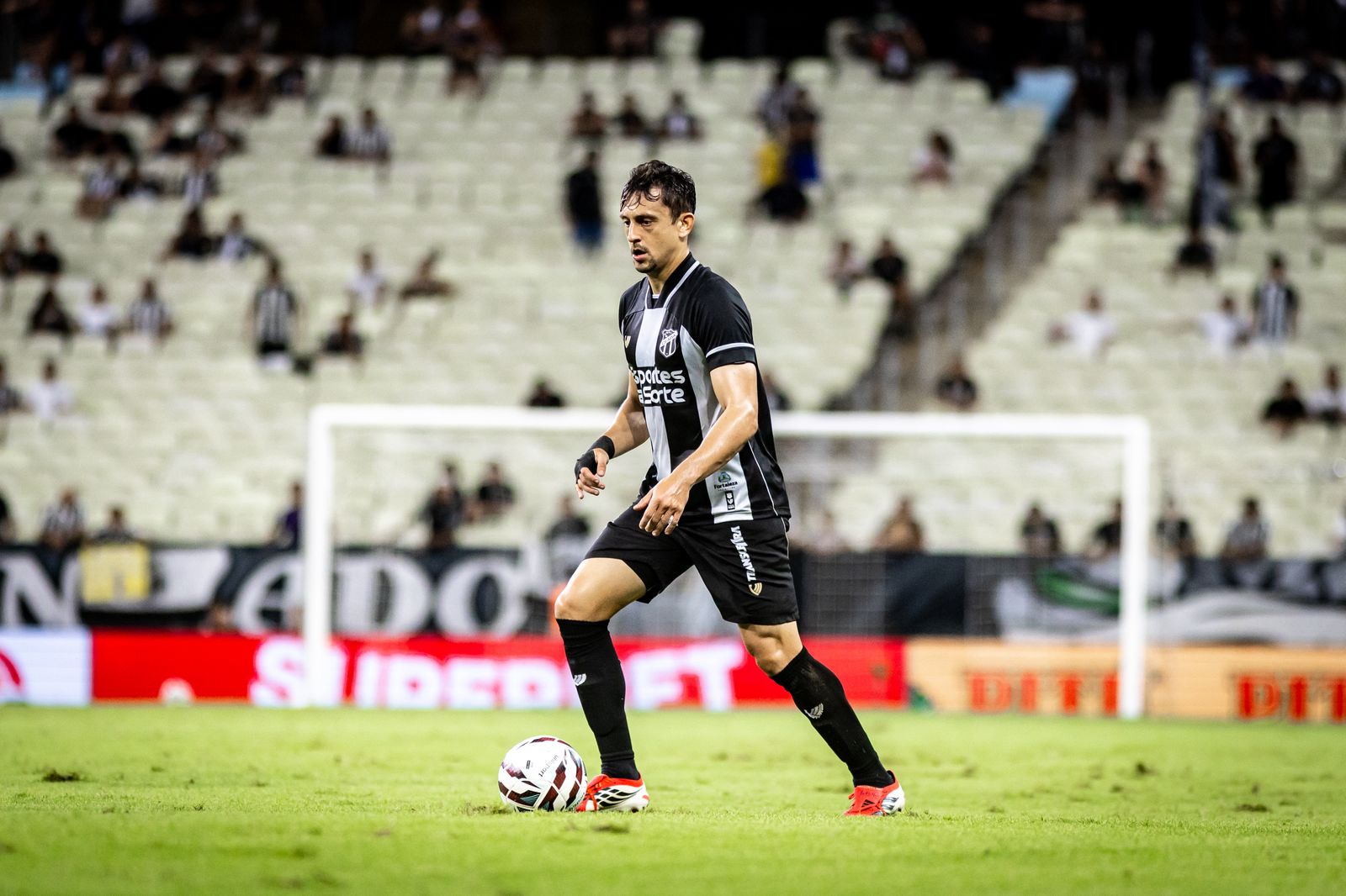 Camp. Brasileiro: Em jogo de seis gols, Ceará empata com Vila Nova por 3 a 3