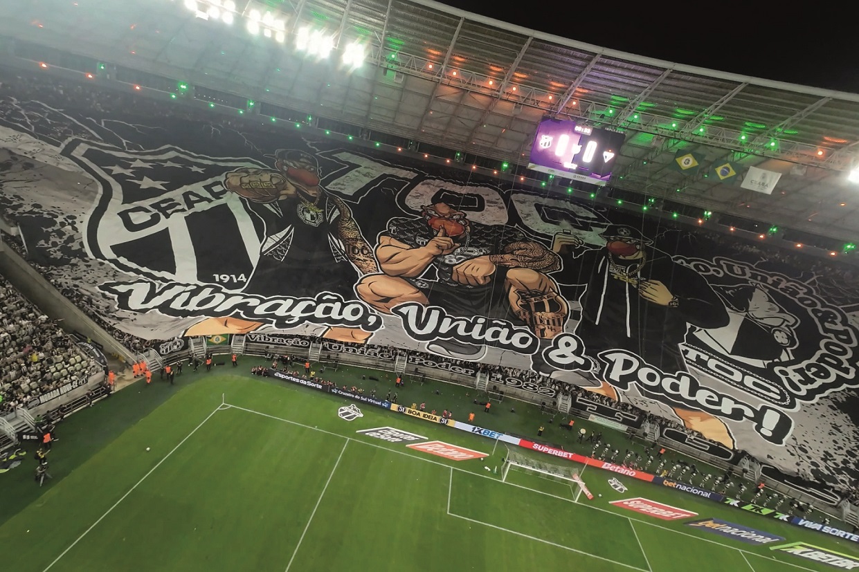 Principal organizada do Vozão, Cearamor estreia maior bandeirão do Brasil em Clássico-Rei