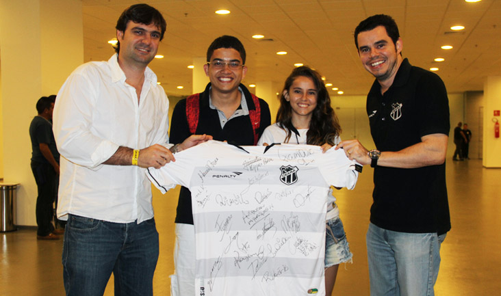 Torcedor que arremessou camisa do Ceará ao Papa recebe presente do clube