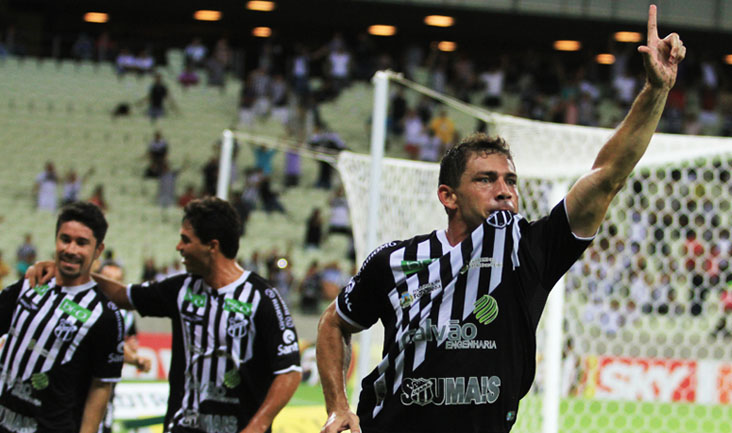 Em jogo polêmico, Ceará supera o Avaí e segue vivo na luta pelo G-4