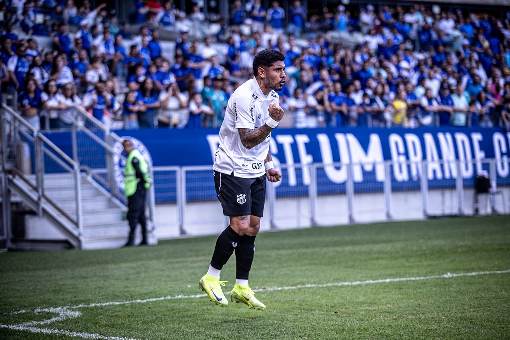 Protagonista do Ceará na vitória diante do Cruzeiro, Galeano celebra os gols e destaca entrega de todo o grupo