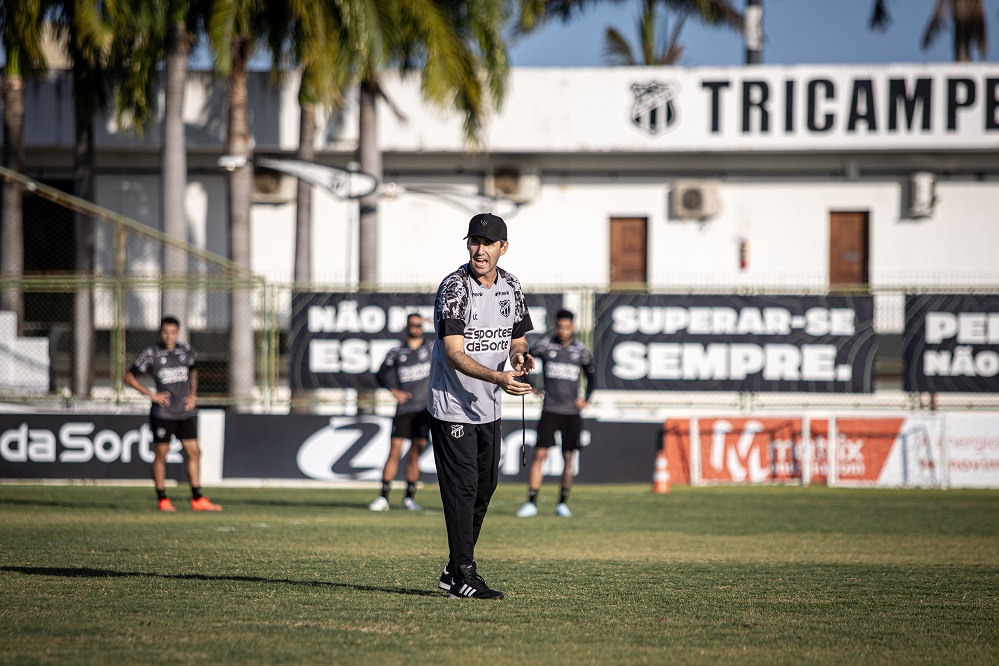 Léo Condé orienta segundo treino para o jogo contra o Sport