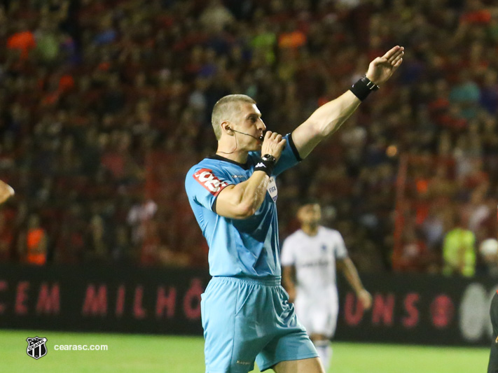 Árbitro FIFA Anderson Daronco apita segundo jogo da final do Estadual