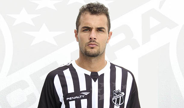 Vozão contrata zagueiro Douglas