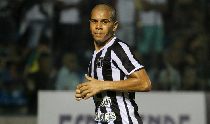 Com boa atuação na estreia, Fernandinho garante evolução