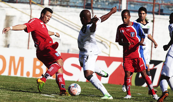 Empenhado em campo, Ceará vence fora de casa e entra no G-4