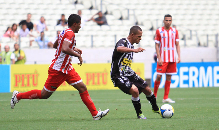 Fora de casa, Vozão sai na frente, mas toma empate em lance polêmico