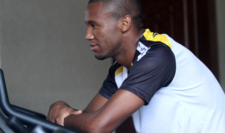 Após suspensão, zagueiro Rafael Vaz pode voltar na quarta-feira