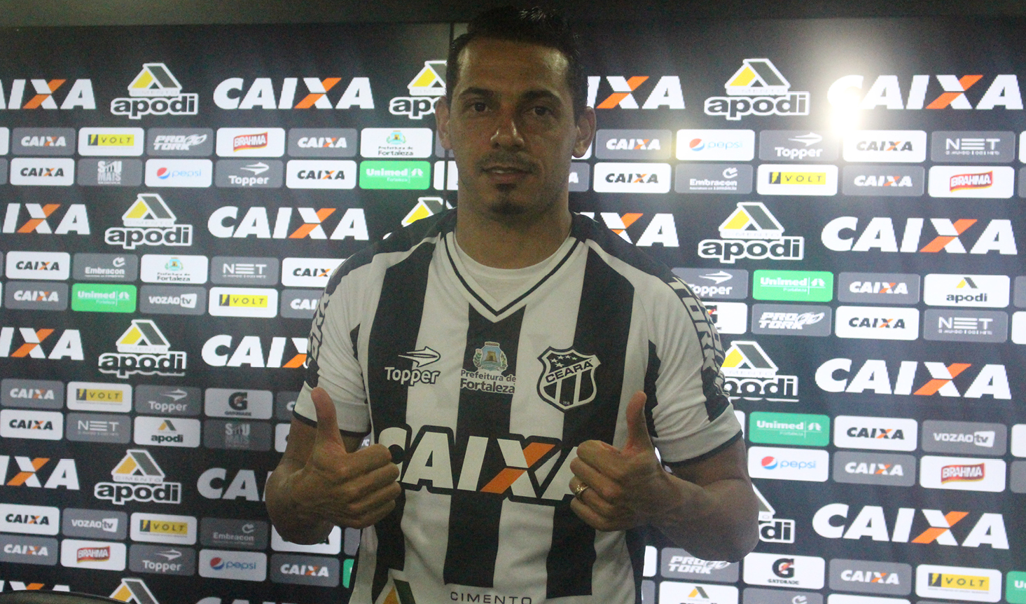 Em Porangabuçu, atacante Roberto é apresentado à imprensa