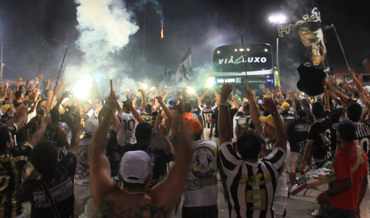 Na chegada ao Castelão, torcida recepcionou o time com “Rua de fogo”