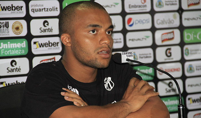 Lateral-direito Samuel Xavier foi apresentado nesta quinta-feira