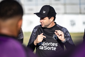 No penúltimo dia de trabalhos da semana alvinegra, Daniel Paulista comanda treinamento coletivo