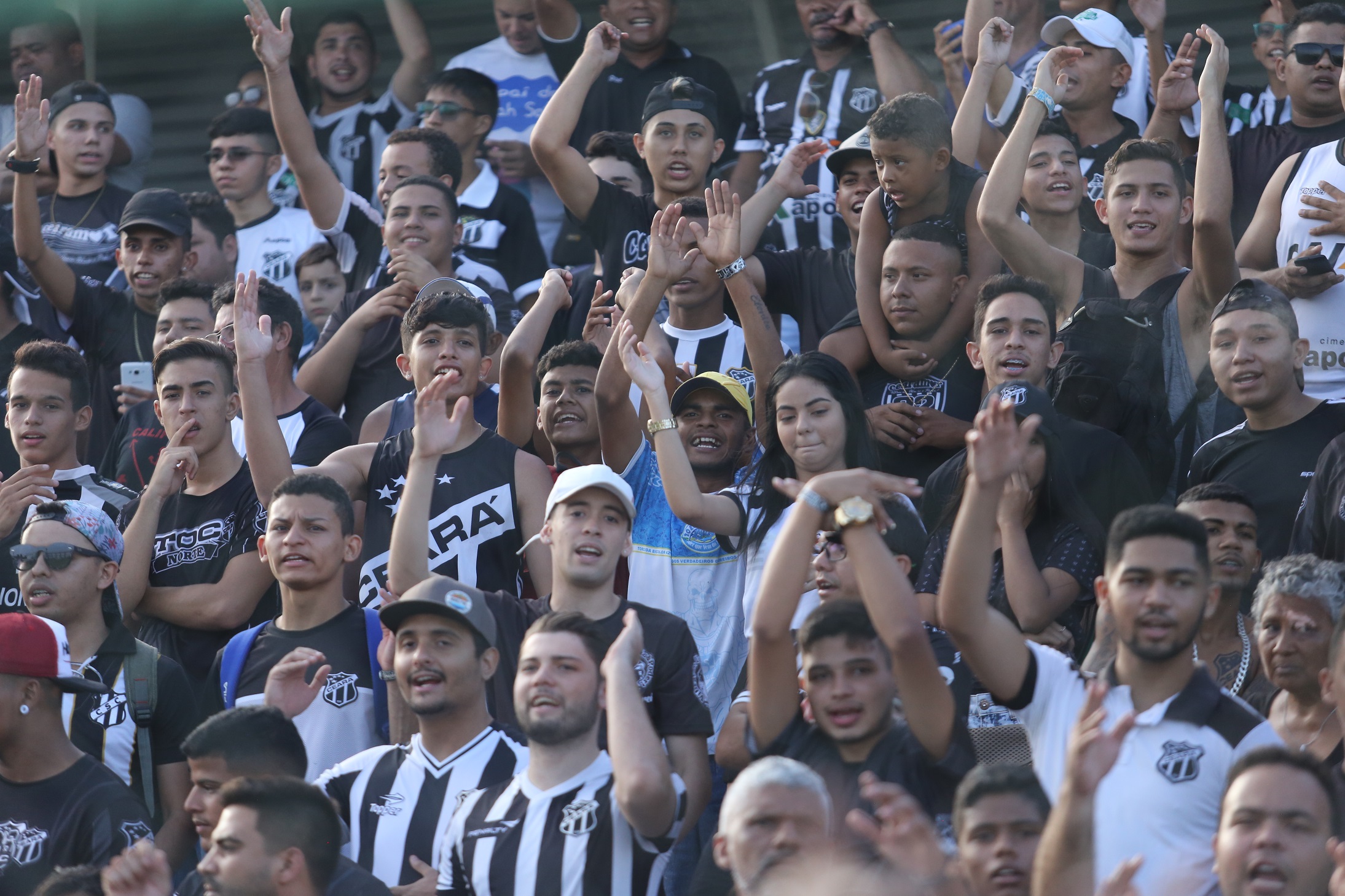 A quatro dias de decisão contra o Vasco, torcida lota treino em Porangabuçu