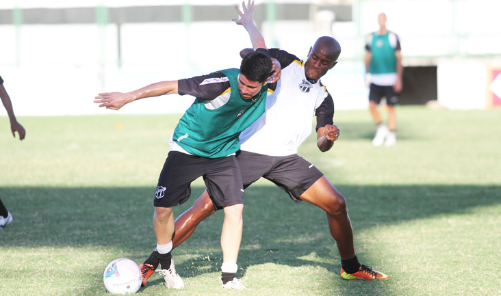 Alvinegros participaram de treino tático, em Porangabuçu