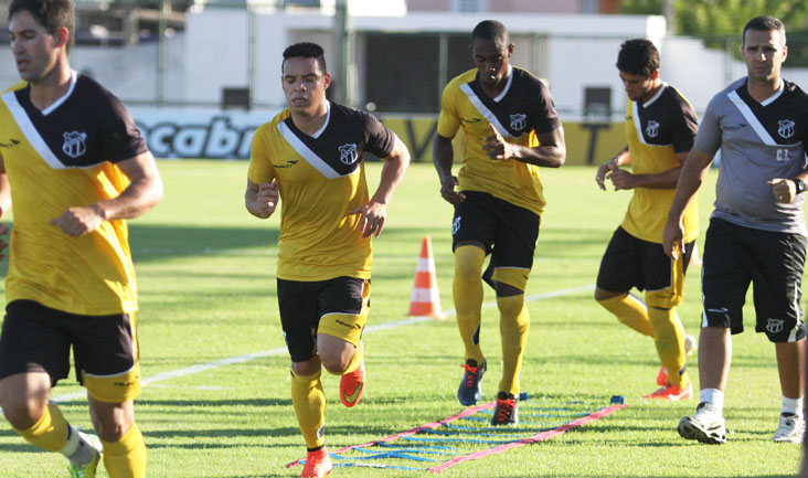 Focado no jogo contra o Náutico, elenco treinou nesta tarde