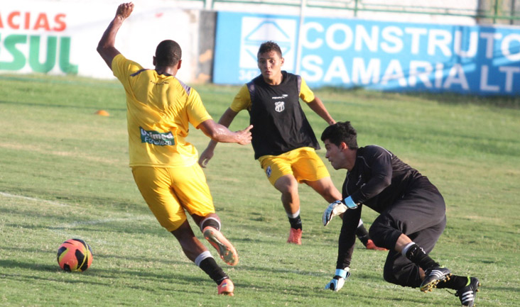 Técnico Ricardinho comandou treino coletivo no Vovozão
