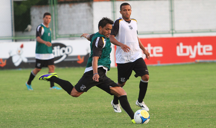 Sérgio Soares comandou treino tático no estádio Vovozão