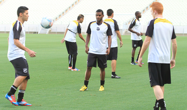 Sérgio Soares comandou um treino coletivo, na Arena Castelão