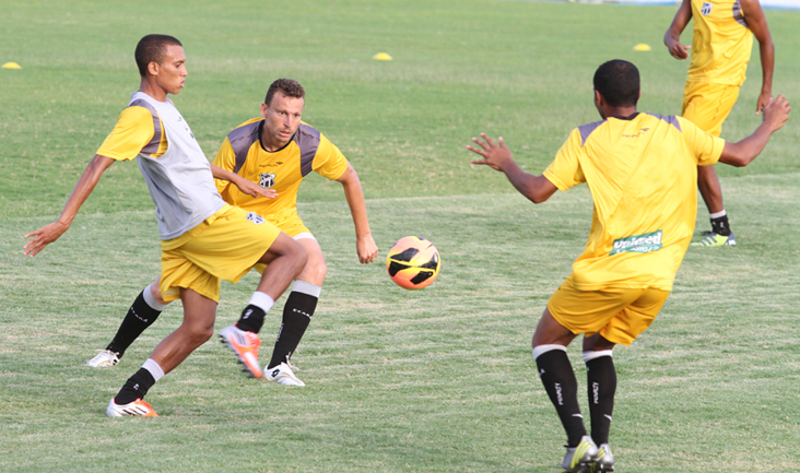Sob o comando de Ricardinho, elenco do Vovô treinou nesta tarde