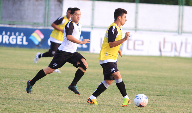 Alvinegros participaram de treino tático, no estádio Vovozão