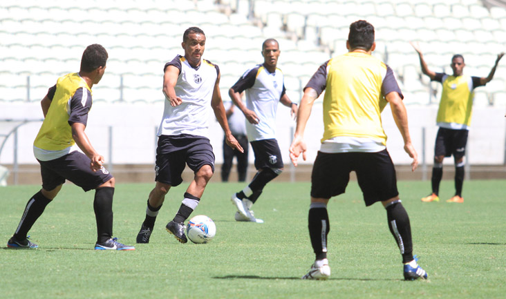 Alvinegros participaram de treino coletivo no Castelão