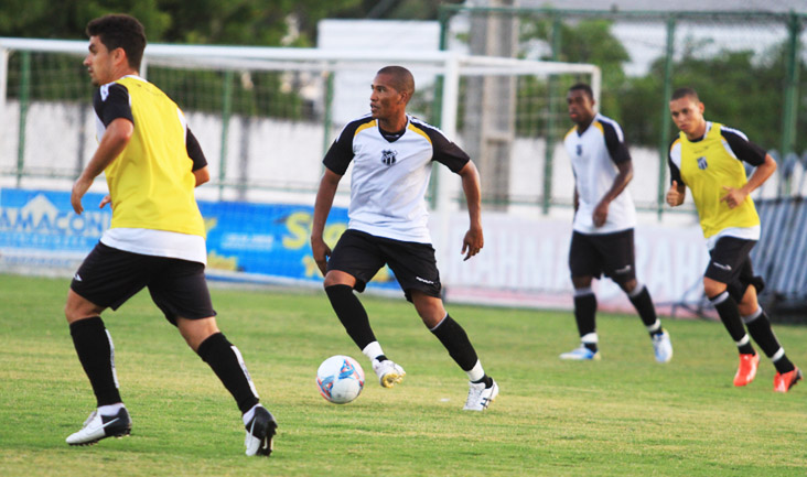 Alvinegros participaram de treino tático, em Porangabuçu