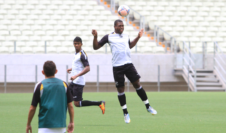 Na Arena Castelão, Sérgio Soares comandou novo treino tático