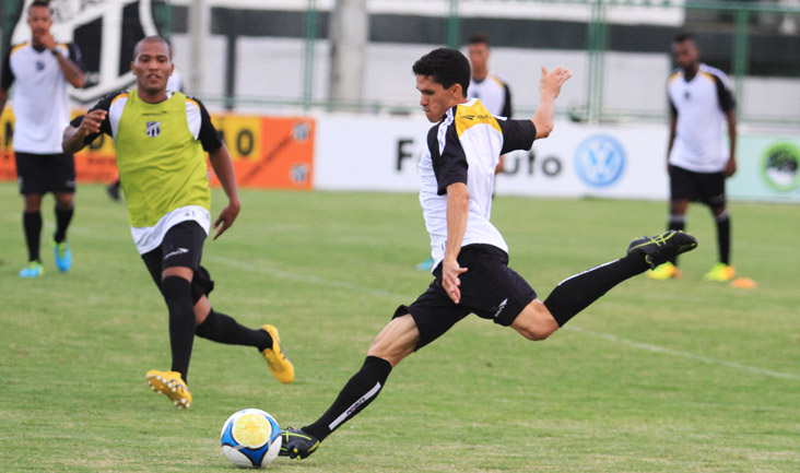 Pensando no Treze, grupo do Ceará treinou nesta tarde