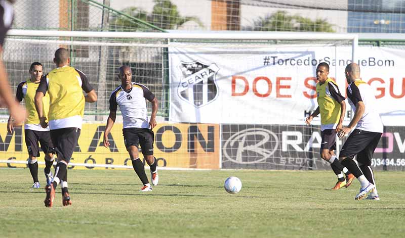 Sérgio Soares comandou mais um treino tático com o grupo