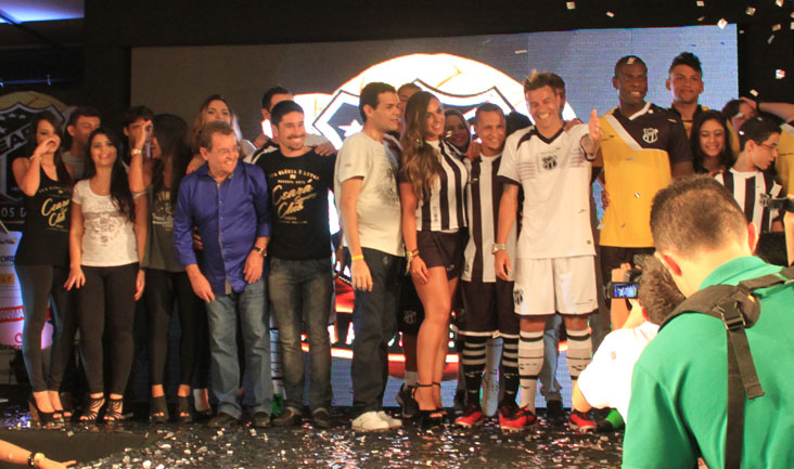 Lançamento do uniforme fica marcado pela beleza do material e de Nicole Bahls